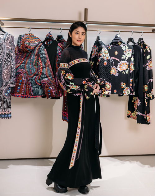 雪国灵感 秋冬真丝印花服饰与鞋帽搭配指南